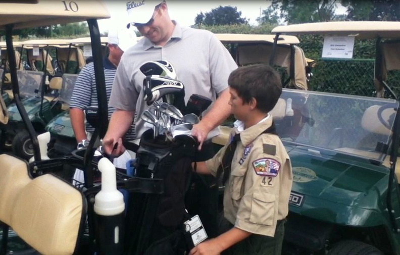 5_Evan_Williams_from_Troop_42_helping_a_participating_golfer.jpg